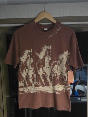 🐴NWT", 100% COTTON, "WILD AND FREE" TEE", BY "MESSY BUN JUST CHILLIN" 🐴